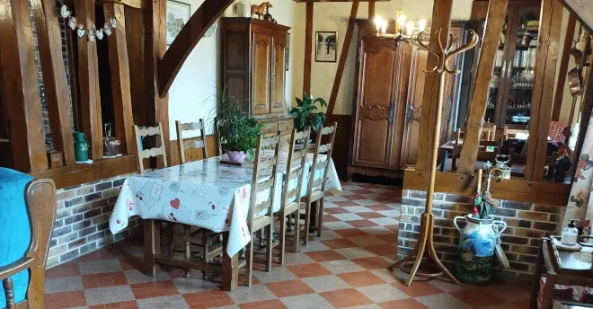 La salle à manger de l'Aubrière, chambres d'hôtes à Juignettes